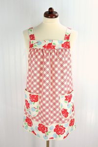 XS to 5X Picnic Roses Pinafore with no ties, relaxed fit smock with pockets, retro farmhouse apron made to order